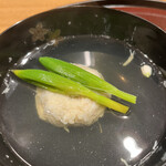 日本料理 太月 - ランチフルコース１７３２５円。毛蟹の椀。お出汁の旨さも格別です（╹◡╹）（╹◡╹）。さらに毛蟹の旨味も手伝って。。。毎日飲みたいご馳走です♩