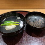 日本料理 太月 - ランチフルコース１７３２５円。毛蟹の椀。どうすればこんなにフワッとするんでしょう。蟹の旨味が凝縮された真薯がたまらない美味しさです（╹◡╹）（╹◡╹）