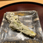 日本料理 太月 - ランチフルコース１７３２５円。タラの芽の天ぷら。天然物は風味が強く、揚げ物でも清々しい味わいです♩