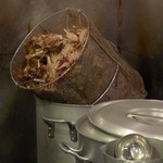 長浜豚骨まるえいラーメン - 大量の背ガラ