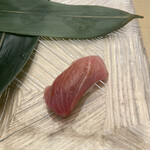 やま中・本店　鮨と日本料理　 - 中トロ、写真外にヤリイカ、ヒラメ、クルマエビ、炙りの何か