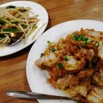 台湾料理 鴻翔 - ニラホルモン炒め/油淋鶏