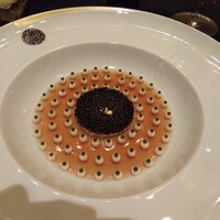 ガストロノミー ジョエル・ロブション - アミューズ②：世界一有名（？）なスペシャリテ「キャビア アンペリアル ロブションスタイル」。味は甲殻類+キャビアで予想通りの旨さにとどまったが、味よりもビジュアルで勝ちの皿