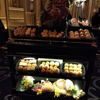 ガストロノミー ジョエル・ロブション - 最初の関門「パンワゴン」。どれも美味しそうだけど、ここで欲張ると後で泣く。ちなクロワッサンがあるのは珍しいから食べてみたが、クロワッサンは食事に合わせるパンぢゃあ無いね(苦笑)