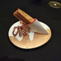 ガストロノミー ジョエル・ロブション - アミューズ①：甲殻類風味のペシャメルを挟んだホットサンド。美味しいけど、も少しアツアツなら 更に良かったかな。