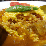 グリックグリル - ふわふわパティシエ卵と牛肉のデミグラスオムライス（断面）