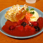 グリックグリル - アップルパイ バニラアイス添えベリーソース