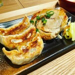 肉汁餃子のダンダダン - 肉汁焼餃子と炙りチャーシュー。