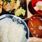 肉汁餃子のダンダダン - 温かスープも付いてる。