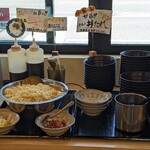 肉汁うどん こうち屋 - セルフコーナー
            この店の魅力のひとつ
            Qちゃんがあればさらに嬉しいけどね