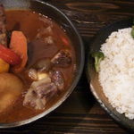 侍.まつり1280円、辛さ6+100円、ご飯L300g+50円 具は牛すじ、チーズいももち、サクサクブロッコリーを選択