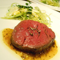 アルマーニ リストランテ - 赤身のステーキ。おいしい。おかわりっ・・・したいくらい♪