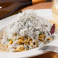 Whitebait aglio, olio e peperoncino
