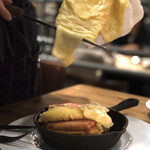 CRAFT KITCHEN Mid.Ru - 厚切りベーコンのステーキと焼き立てバケットのラクレットチーズ