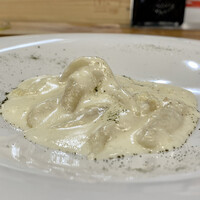 Sare - ヘーゼルナッツのニョッキ
                    なんて柔らかなニョッキ、粉はギリギリにしてほぼじゃがいもなのだとか。
                    パルミジャーノをたっぷりと、ヘーゼルナッツの風味がこのニョッキに自然な味わい、これは凄く美味しいですね♪