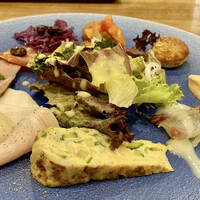 Sare - 前菜
                      赤キャベツとレーズンのマリネ
                      カポナータ
                      チーズのシュークリーム
                      黒鯛のカルパッチョ
                      アスパラとシラスのフリッタータ
                      自家製のロースハム
                      鴨のスモーク
                      フレッシュ野菜のサラダ 柑橘ドレッシング