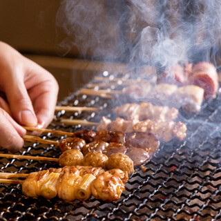 Enjoy carefully selected charcoal-grilled yakitori and creative masterpieces in a chic art space