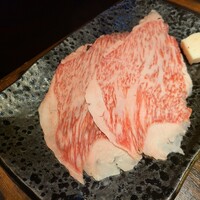大徳壽 関内本店 - コースのお肉　最後　見兼ねたお店のおねえさんが焼いてくれました