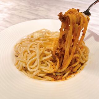 We recommend the exquisite meat pasta made in collaboration with the famous restaurant "Toscana"