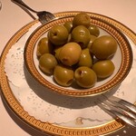 アピシウス - この量のオリーブって食べきれる人全体の何割だろう？
