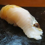 日本橋橘町　都寿司 - さわら握り　稾で燻して