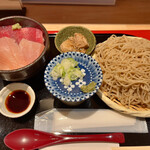 Sobadokoro Tsunaya - 真カジキとマグロの２色丼とお蕎麦のセット（お蕎麦大盛り）１０３０円