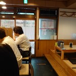 Menya Yuusaku - 調理場前には、カウンター席もある。