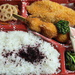 マルス - 白身魚のフライ弁当322円。