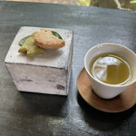 朔 - かわいいクッキーと作っているお茶