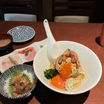 酒肴場 屯 - 【限定】「青森産桜蟹のまぜそば」¥1500、海鮮丼¥500