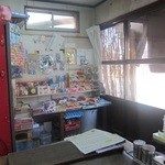 高橋商店 - 店内は駄菓子やくじ引きが置いてある