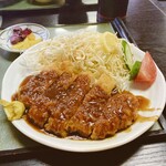 天寶 - サラッとタイプのデミソースたっぷり　　　　　　　　山盛りのキャベツの千切り