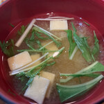 家庭料理居酒屋 よってって - 高野豆腐風な豆腐のお味噌汁。ホッとする味です！