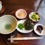 Shizukutei - 麦とろの薬味（葱　山葵　刻み海苔　筍煮　野沢菜の漬物）と椎茸の含め煮