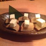 きんぎょ - いぶりがっこのチーズのせです。幅広いお酒に合いますね！