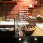 斗々屋 - オープンキッチンのカウンターの調理場