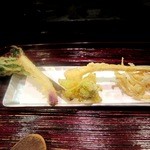 斗々屋 - 次に天ぷらは、にんにくの芽と山菜白魚
