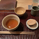 すし処 ひさ田 - 菊芋茶　チョコレートとカマンベールチーズ最中