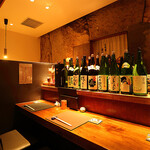 麺や べらぼう 希酒庵 - カウンターは2席ごとにアクリル板で仕切っています。