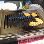 Yakiniku Otomi - この上でセルフで焼きながら頂きます。