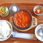 コッテジ - 豆腐チゲ ランチセット（激辛・生卵・ご飯大盛）