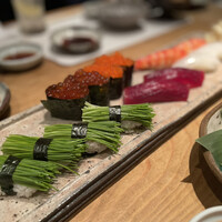 本等鮨 海馬 本店 - お寿司>芽ネギ・まぐろ・いくら・とびっ子・車海老・イカ2かん