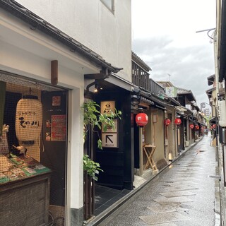 お店は先斗町の小路沿い