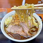 肉煮干中華そば 鈴木ラーメン店 - 毎朝製麺している、自家製麺の平打ち太麺