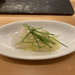 鮨 くぼた - ひらめ昆布じめ、オリープ油芽ねぎ