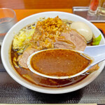 肉煮干中華そば 鈴木ラーメン店 - マー油が効いたスープはとても美味しいです。
