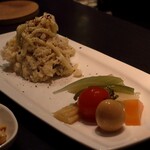 DEN - 自家製燻製のポテトサラダ