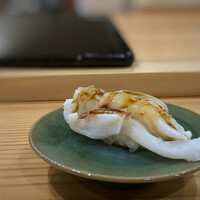 鮨と天草大王 天音 - ◆槍烏賊の軟骨に近い部分、軽く炙って・・こんな風に握りで頂くのは初めてですけれど、食感もよくこれ好きかも。