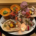 銀座 しのはら - 桜と山ツツジの八寸〜白海老の真丈揚げ、煮蛤の錦糸巻き、サヨリの黄身寿司、チーズ入りオオバコ豆腐　大原の筍の木の芽味噌田楽、子持ち昆布、滋賀県特産赤蒟蒻、鴨ロースの黄ニラ巻き　サクラマス　生麩　ゼンマイの白和え　タラの芽、こごみ、コシアブラ　子持ちヤリイカ　イカのぬた和え