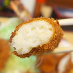 弥次喜多 - やや固めのクリームがいかにも手作り感。カニの身もちゃんと入っており、ウスターソースと相性バッチリ